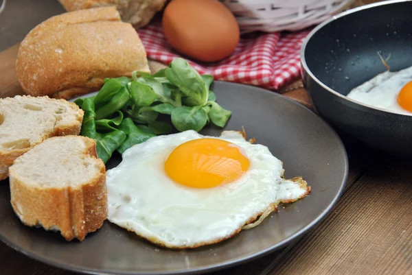 Kızarmış yumurta ekmek ve yağ ile — Stok fotoğraf