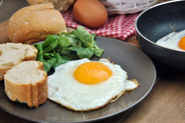 Œufs frits au pain et à l'huile — Photo