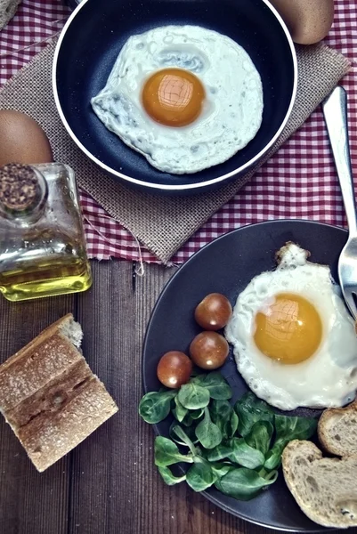 Kızarmış yumurta ekmek ve yağ ile — Stok fotoğraf