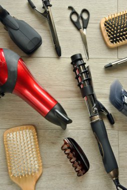kuaförlük araçları bir ahşap zemin üzerinde