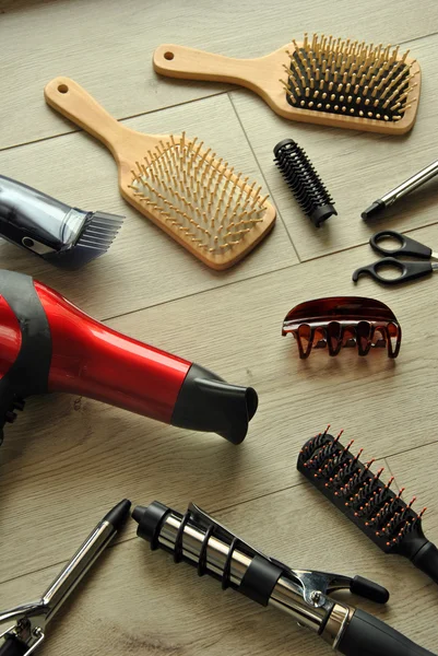 Outils de coiffure sur un plancher de bois — Photo