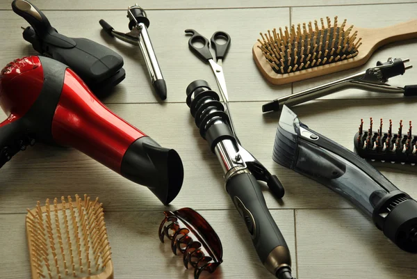 Hairdressing tools on a wooden floor — Stock Photo, Image