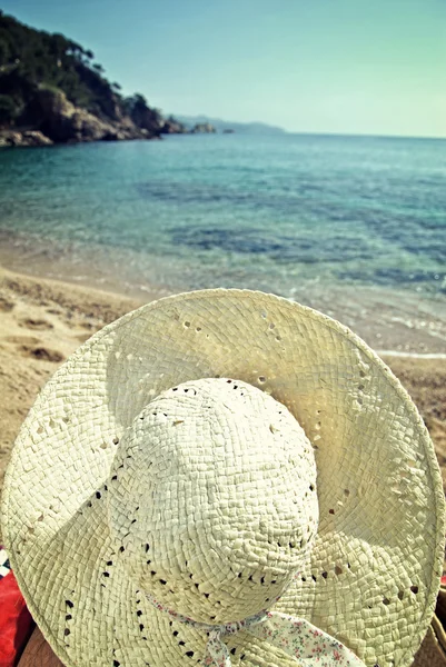 Femme latine à la plage — Photo