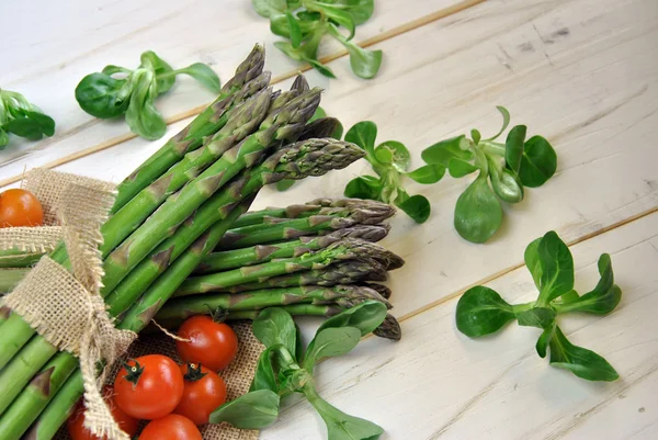 Bio-Spargel auf Holztisch — Stockfoto