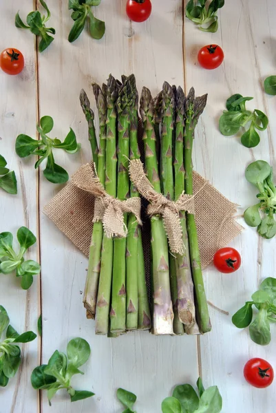 Organiczny szparagi na drewnianym stole — Zdjęcie stockowe