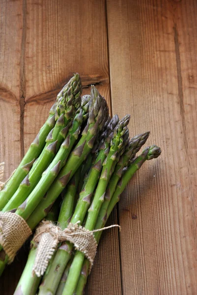 Bio-Spargel auf Holztisch — Stockfoto