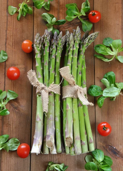 Organic asparagus on wooden table — Stock Photo, Image