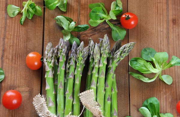 Bio-Spargel auf Holztisch — Stockfoto