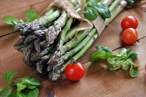 Bio-Spargel auf Holztisch — Stockfoto