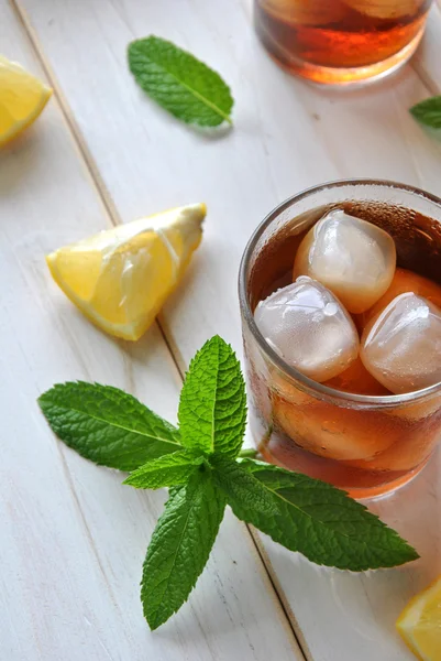 Bicchieri di tè freddo con menta — Foto Stock