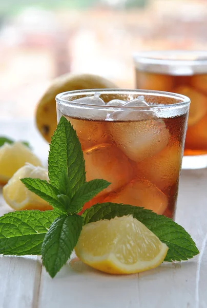 Bicchieri di tè freddo con menta — Foto Stock