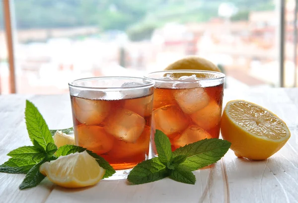 Vasos de té helado con menta —  Fotos de Stock