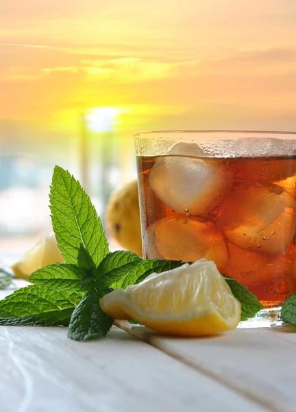 Vasos de té helado con menta — Foto de Stock