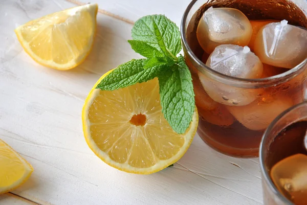 Glasses of ice tea with mint — Stock Photo, Image