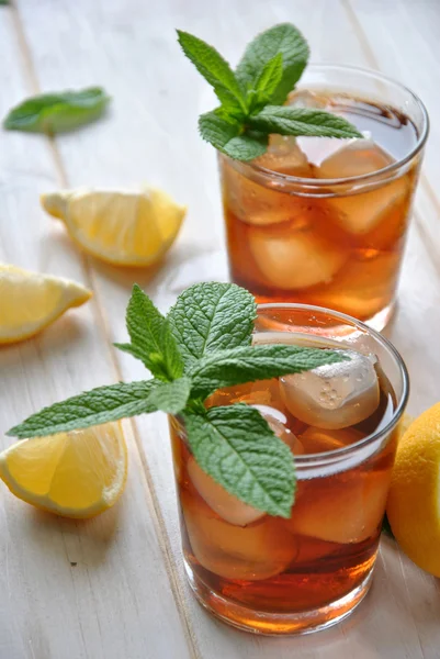 Bicchieri di tè freddo con menta — Foto Stock