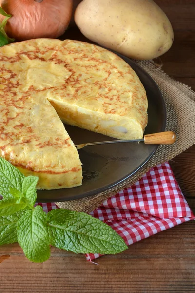 Spaanse omelet met aardappelen en ei — Stockfoto