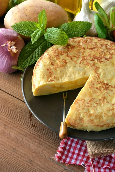 Spaanse omelet met aardappelen en ei — Stockfoto