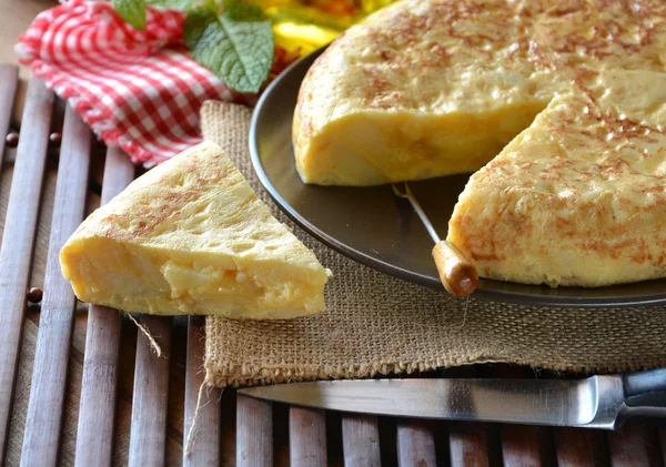 Spaanse omelet met aardappelen en ei — Stockfoto