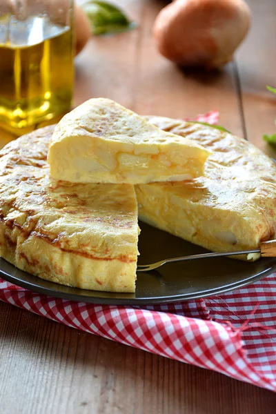 Spaanse omelet met aardappelen en ei — Stockfoto