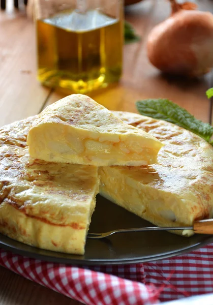 Spaanse omelet met aardappelen en ei — Stockfoto