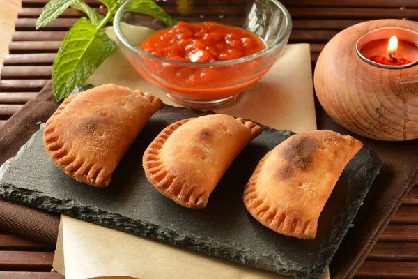 ev yapımı ton balığı patty domates sosu ile 