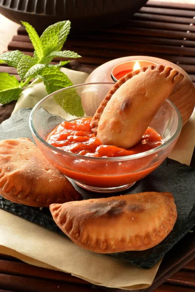 ev yapımı ton balığı patty domates sosu ile 