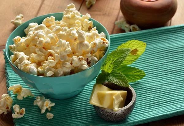 Popcorn met boter en zout — Stockfoto