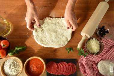 eller kadın pişirme pizza evde