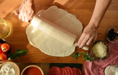 eller kadın pişirme pizza evde