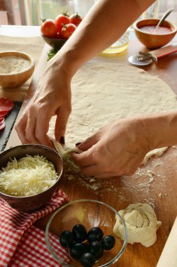 eller kadın pişirme pizza evde