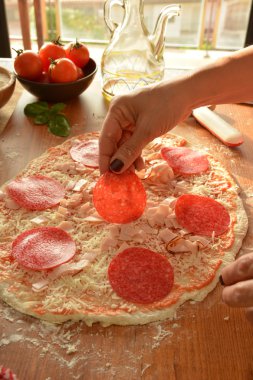 eller kadın pişirme pizza evde