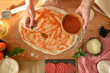 eller kadın pişirme pizza evde