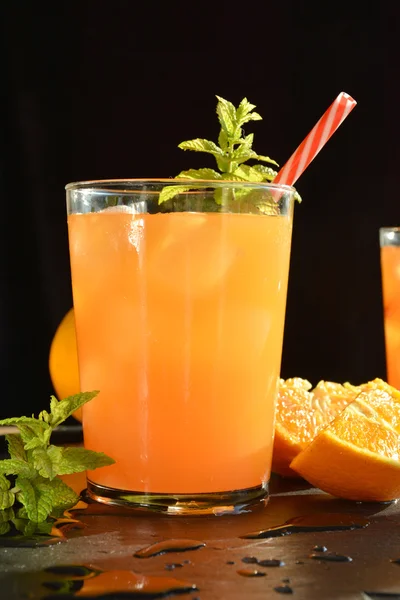 Refrescante bebida naranja y menta — Foto de Stock