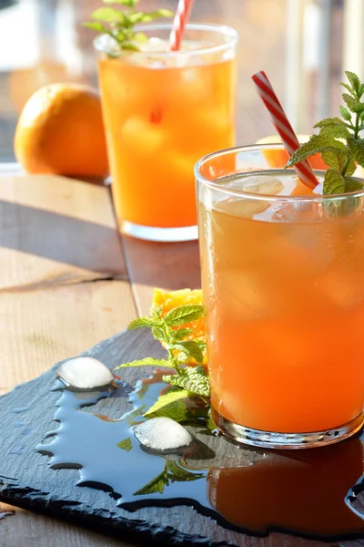Erfrischungsgetränk Orange und Minze — Stockfoto