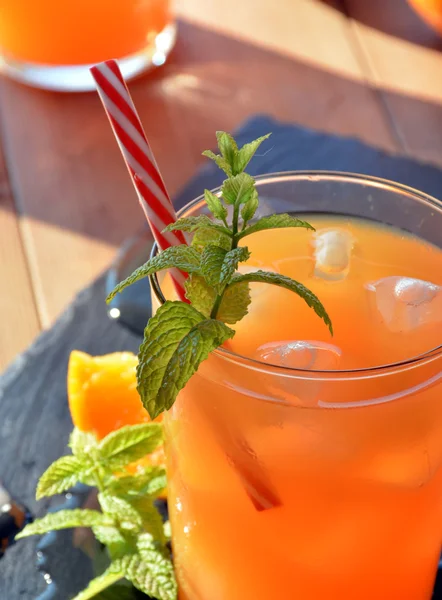 Bebida refrescante laranja e hortelã — Fotografia de Stock