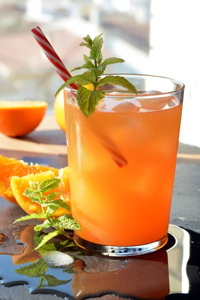 Refrescante bebida naranja y menta —  Fotos de Stock