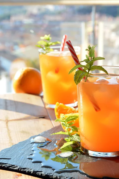 Refrescante bebida naranja y menta —  Fotos de Stock