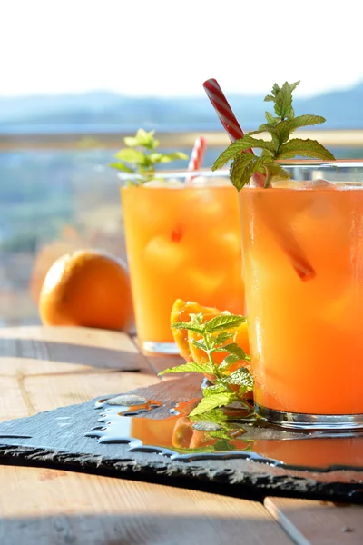 Освежающий напиток апельсин и мята — стоковое фото