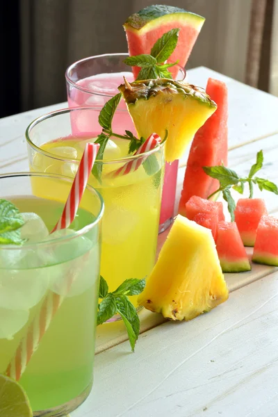 Cocktail mojito di diversi sapori tropicali — Foto Stock