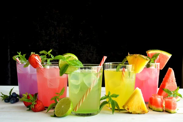 Mojito cocktail av flera tropiska smaker Stockbild
