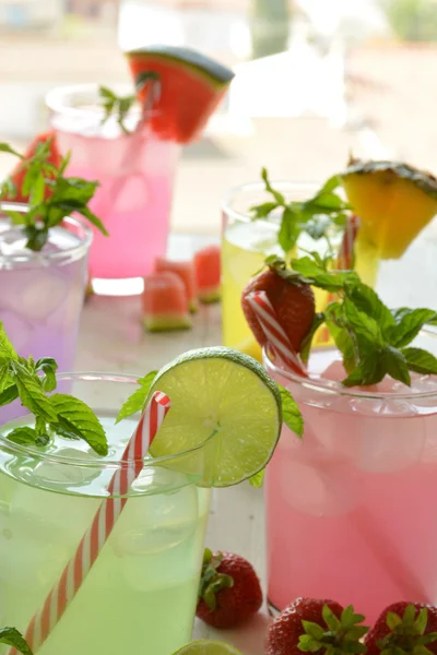 Mojito-Cocktail mit mehreren tropischen Geschmacksrichtungen — Stockfoto