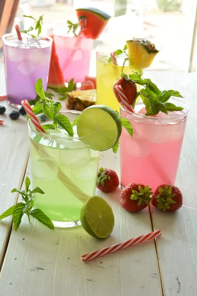 Cocktail mojito de vários sabores tropicais — Fotografia de Stock