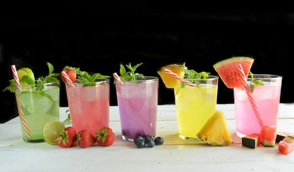 Cocktail mojito di diversi sapori tropicali — Foto Stock