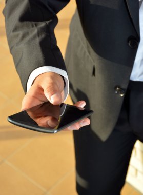 Smartphone kullanarak iş adamı 