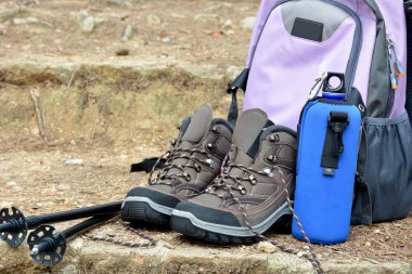 yürüyüş botları ve sırt çantası 