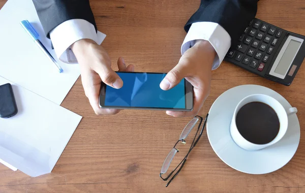 Mains dans un bureau travaillant avec des ordinateurs — Photo