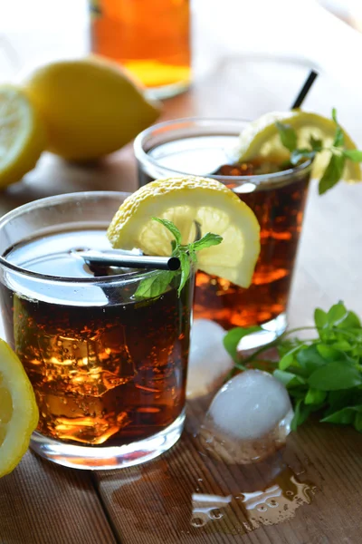 Two glasses of Cuba Libre cocktail — Stock Photo, Image