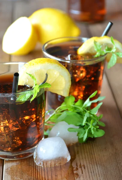 Two glasses of Cuba Libre cocktail — Stock Photo, Image