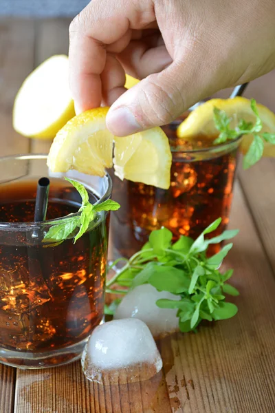 Two glasses of Cuba Libre cocktail — Stock Photo, Image