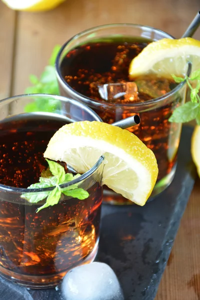 Two glasses of Cuba Libre cocktail — Stock Photo, Image